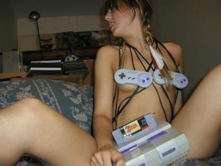 Super Nintendo Underwear Garota usando um Super Nintendo como roupa de baixo