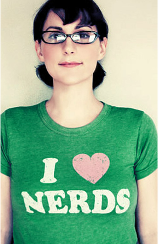 Moça com camiseta I love nerds