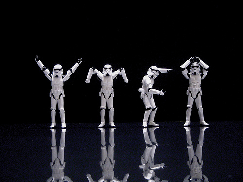 Bonecos stormtroopers fazendo gestos de YMCA, foto de JD Hancock