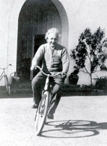 Albert Einstein pedalando uma bike