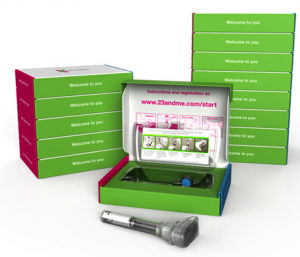 caixas do kit 23andMe empilhadas, e uma caixa aberta com o coletor de saliva à sua frente