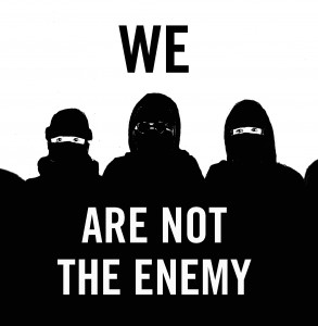 Silueta de pessoas mascaradas com os dizeres: Nós não somos o inimigo