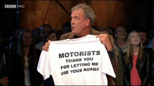 Clarkson, apresentador do programa Top Gear da BBC, mostra camiseta: Motoristas: Obrigado por me deixar usar suas estradas.