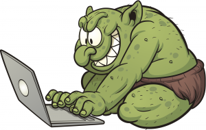 Um troll verde usando um computador