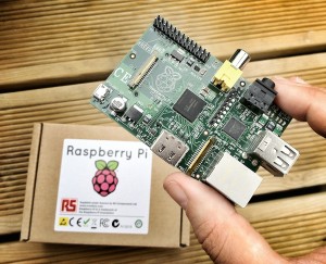 Raspberry Pi na mão de um homem