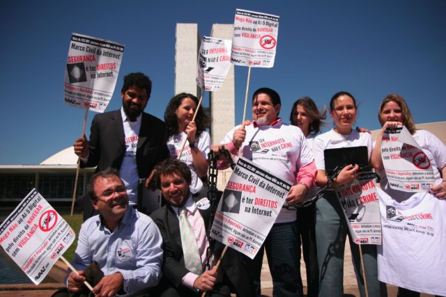 Ativistas em protesto contra o AI-5 Digital de Azeredo, em frente ao Congresso Nacional