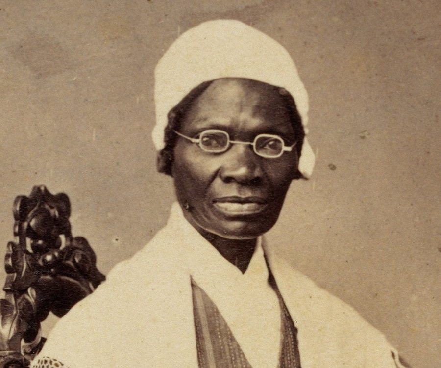 Sojourner Truth, mulher preta já idosa, com óculos pequenos e a cabeça coberta por um tipo de touca ou lenço branco.