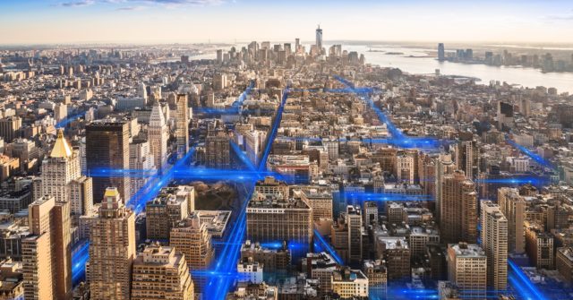 Vista aérea de Manhattan, NY, com sobreposição de linhas azuis pelas ruas, representando fluxo de informação