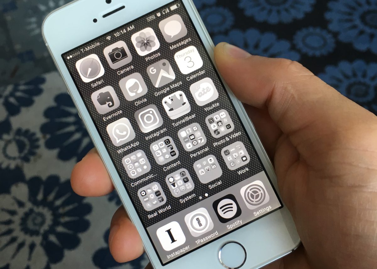 iOS com configuração de acessibilidade que coloca a tela em preto e branco