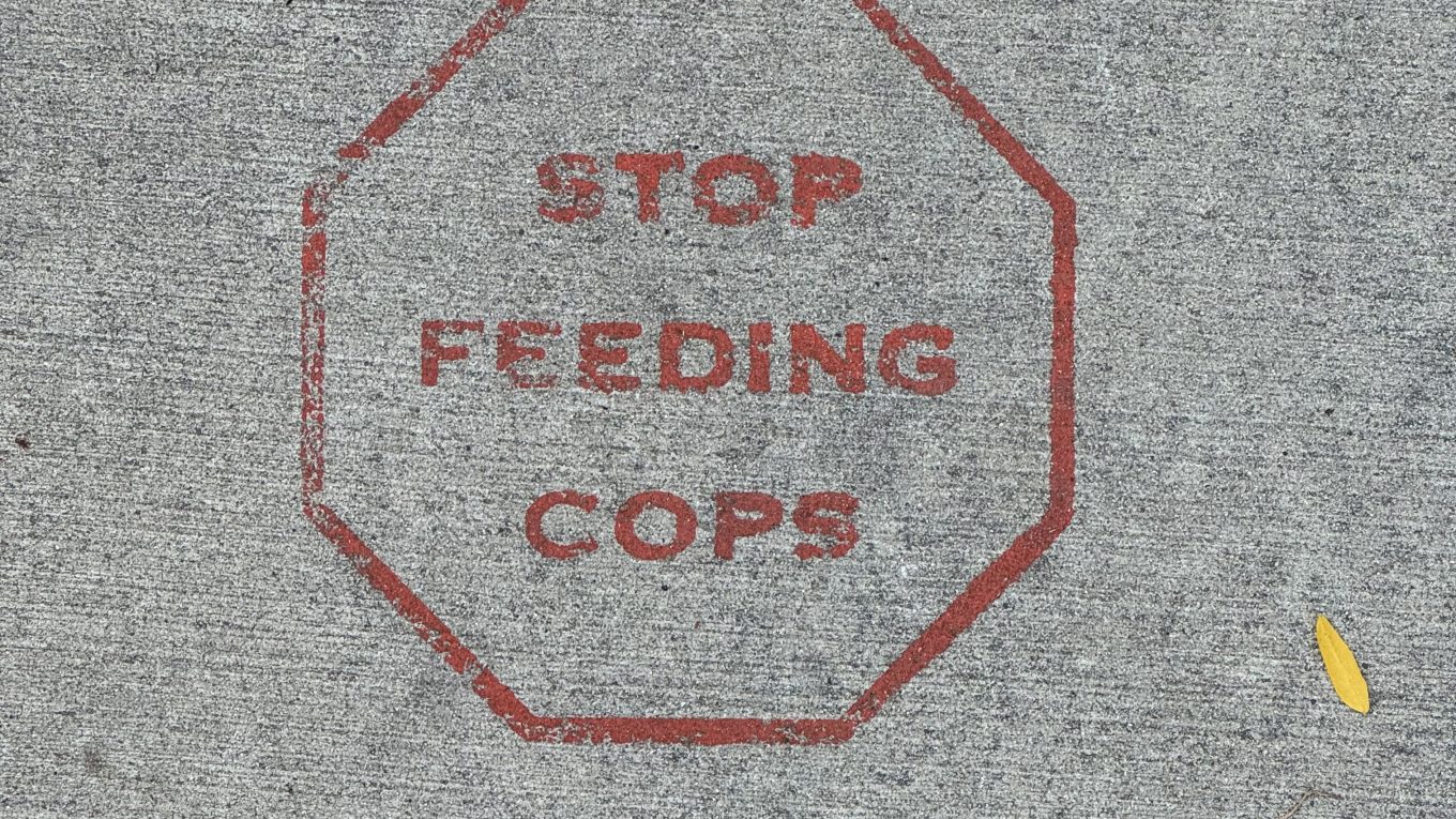 graffiti em calçada: Stop Feeding Cops